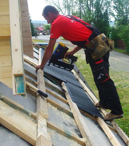 Solidny dach zawsze w cenie – koszty budowy i pułapki oszczędzania
